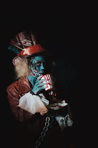 加拿大，萨斯卡通，万圣节主题恐怖恐怖的疯狂帽子僵尸，庆祝活动，万圣节，服装，幽灵，黑色背景