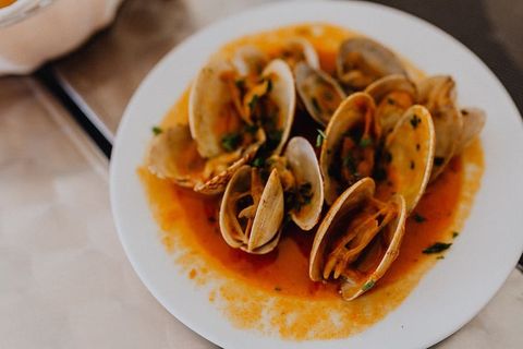 烤混合海鲜包括螃蟹、贻贝、大虾、鱿鱼