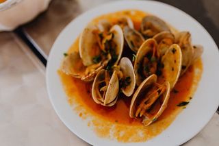 烤混合海鲜包括螃蟹、贻贝、大虾、鱿鱼