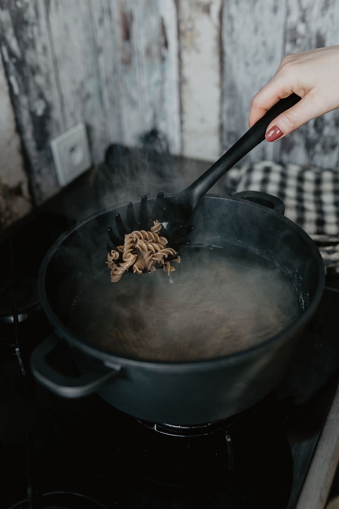 一个女人准备意大利面食的手
