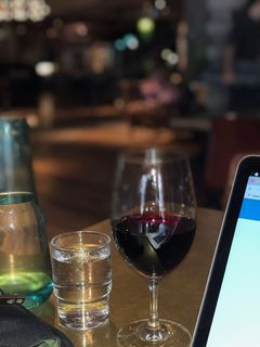 澳大利亚、堪培拉、酒店、远程工作、笔记本电脑、葡萄酒、玻璃杯、办公室