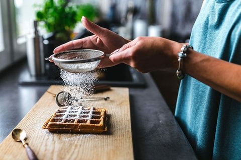 早餐华夫饼配新鲜覆盆子和糖粉