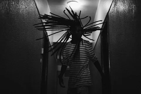 男人甩着可怕头发的灰度照片 男人甩着可怕头发的灰度照片