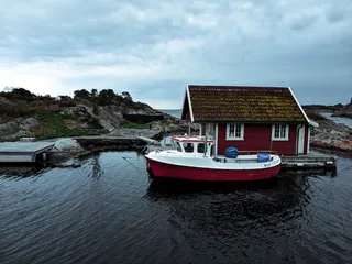 红房子旁边的白色和红色机动船公园