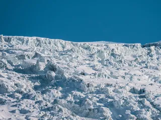 白天被白雪覆盖的山