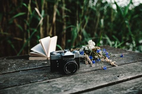 彩色烟雾弹、书籍和老式相机