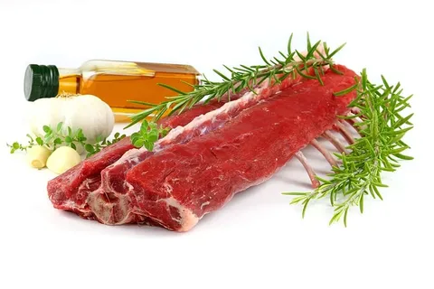 生的,肉,旁边的,白的,大蒜,羊肉,羊肉架,食物 生的,肉,旁边的,白的,大蒜,羊肉,羊肉架,食物