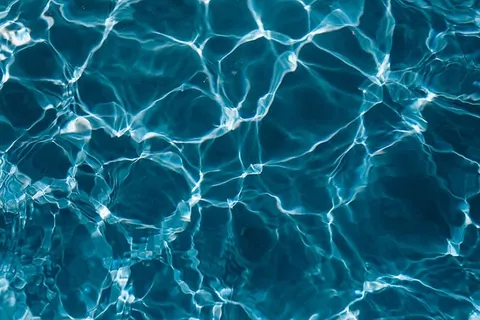 游泳池中波浪状的水面 游泳池中波浪状的水面