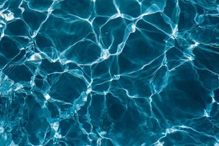 游泳池中波浪状的水面