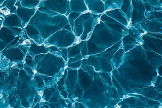 游泳池中波浪状的水面