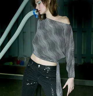 女人，灰色，单肩，上衣，闭着眼睛，青少年，女孩