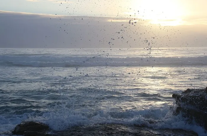 海浪冲击巨石