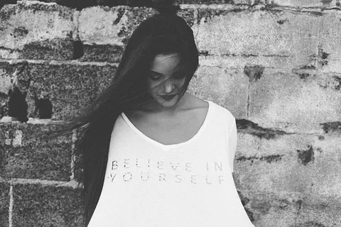 灰度照片,女人,长相,女孩,黑白,墙壁,黑白 灰度照片,女人,长相,女孩,黑白,墙壁,黑白