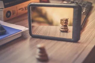 棕色木桌上的黑框镜子