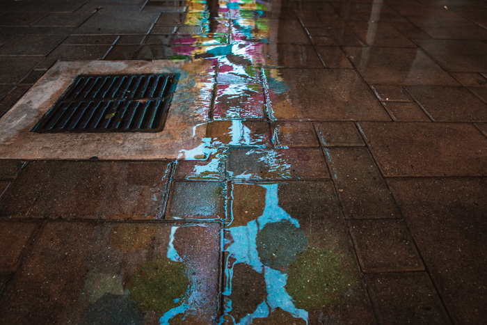 水中的倒影，雨，雨伞，街道，街景摄影，高角度观看，没有人，城市