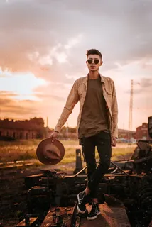 戴棕色软呢帽的男子