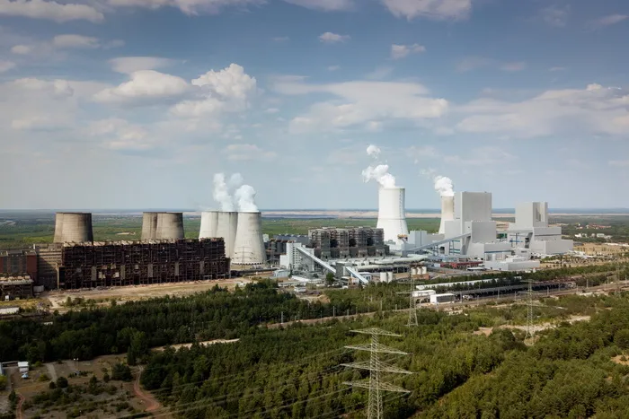 白天白色和棕色混凝土结构