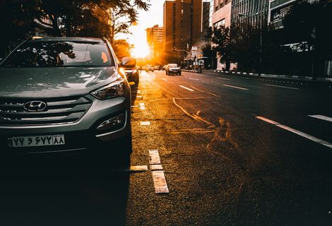 银色现代汽车上路