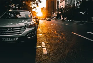 银色现代汽车上路