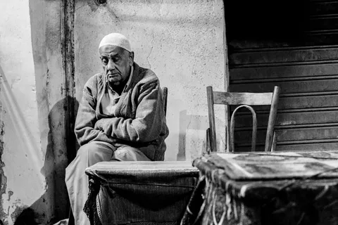 坐在椅子上的人的灰度照片