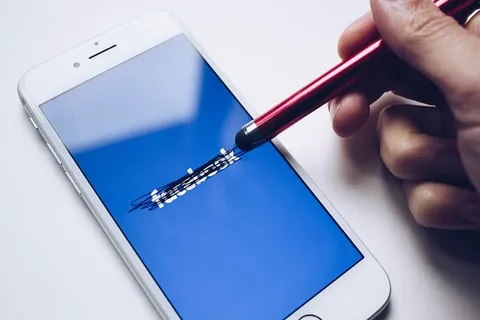 使用银色iPhone 6的人 使用银色iPhone 6的人
