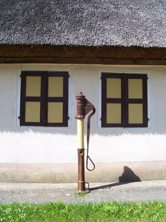 旋转泵，泵，农舍，村庄，茅草屋顶，窗户，家，棕色