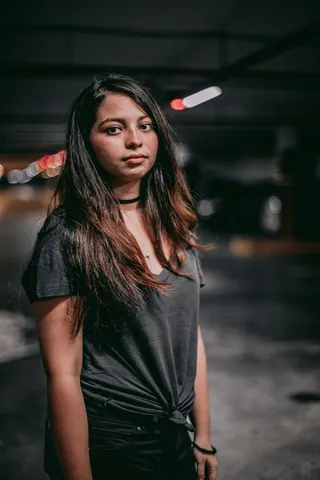 穿着灰色衬衫的女人