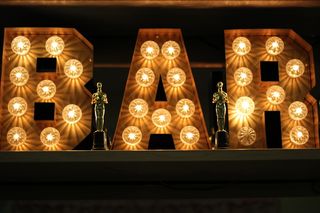 酒吧，灯光，电影院，标志，文字，照明，照明设备，无人