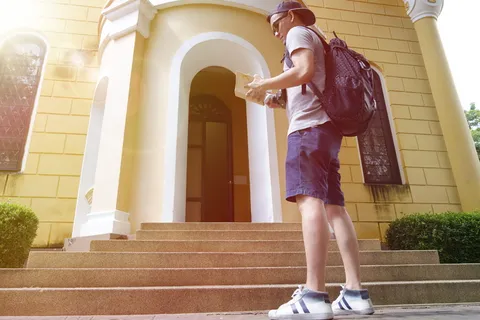 站在米色房子前面对面的男子 站在米色房子前面对面的男子