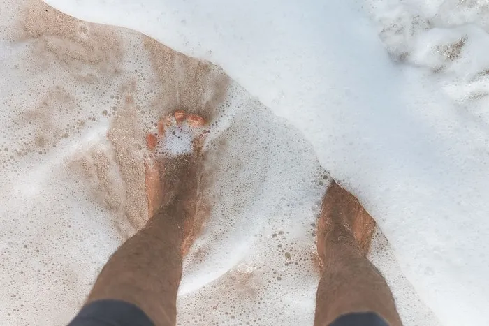 海水冲刷着人的脚