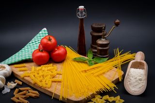 意大利面，面条，意大利面，farfalle，番茄，大蒜，面粉，罗勒