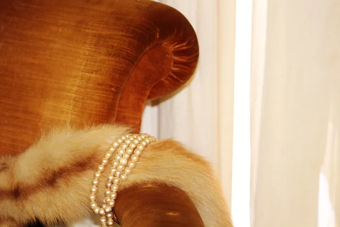 采购产品珍珠项链，毛皮短裙，短裙，椅子，珠宝，豪华，贵重，珠宝