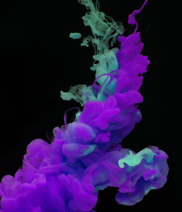 紫色和青色烟熏墙纸的特写照片