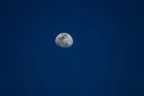 月球在天空的浅聚焦摄影 月球在天空的浅聚焦摄影