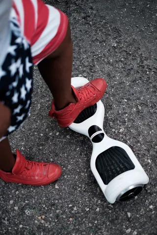 在混凝土路面上乘坐自平衡板的人员