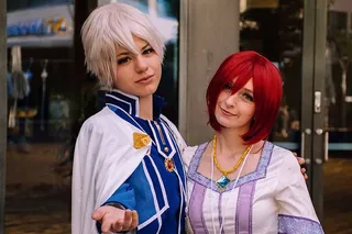 戴红色假发的女人