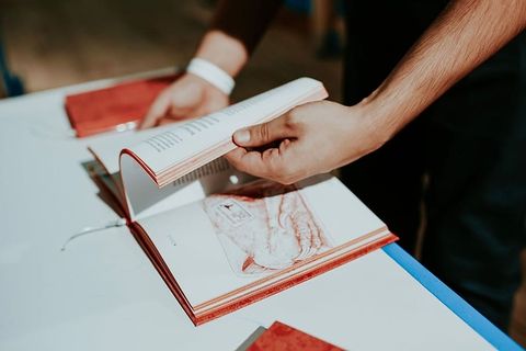 白桌子上的红皮书