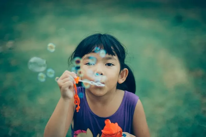 吹泡泡的女孩，人，孩子，孩子，泡泡，玩具，游戏，草