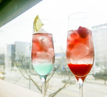 特写,照片,两杯,鸡尾酒,玻璃杯,鸡尾酒,草莓,柠檬 特写,照片,两杯,鸡尾酒,玻璃杯,鸡尾酒,草莓,柠檬