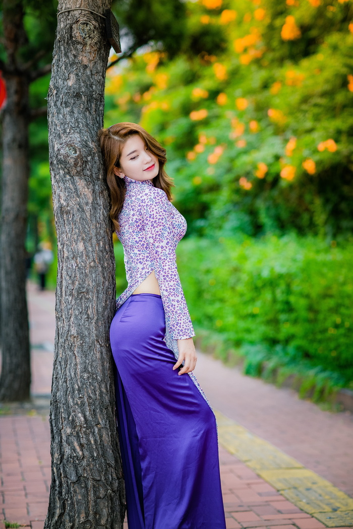 站在树上靠着的女人