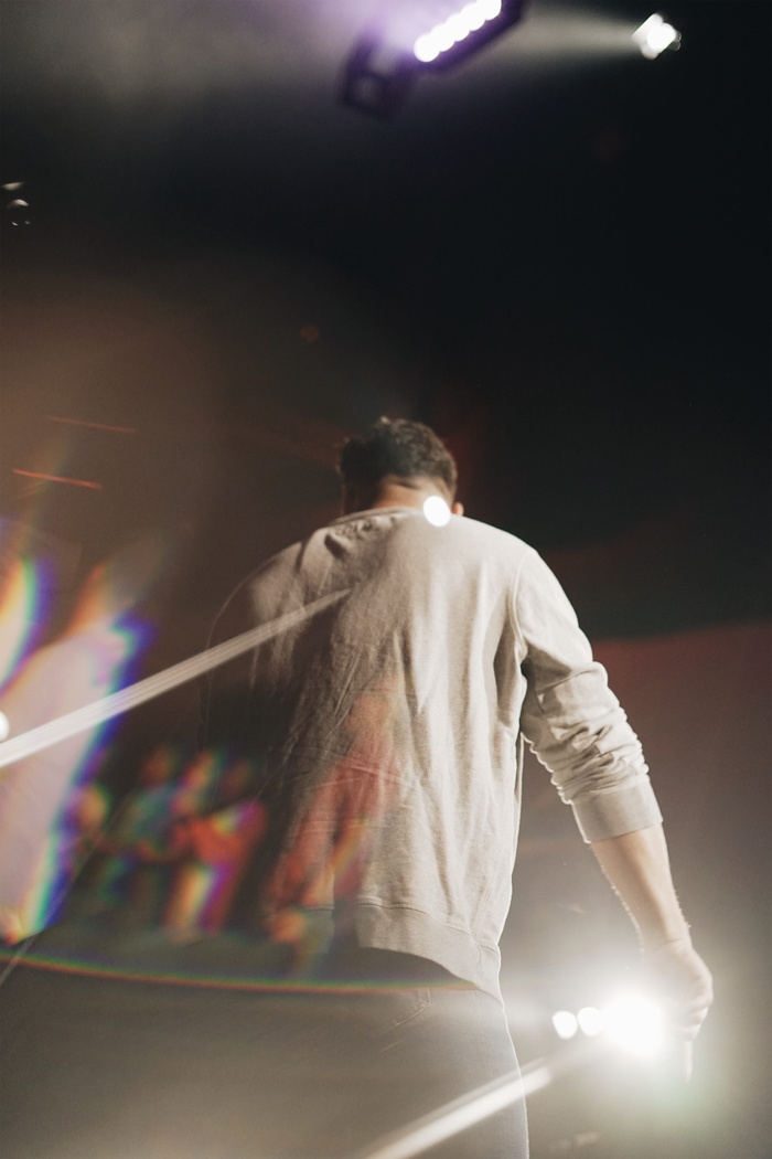 穿着灰色运动衫的男人