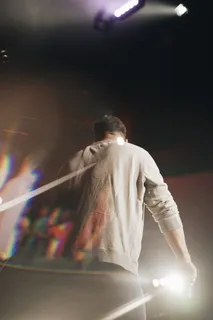 穿着灰色运动衫的男人 穿着灰色运动衫的男人