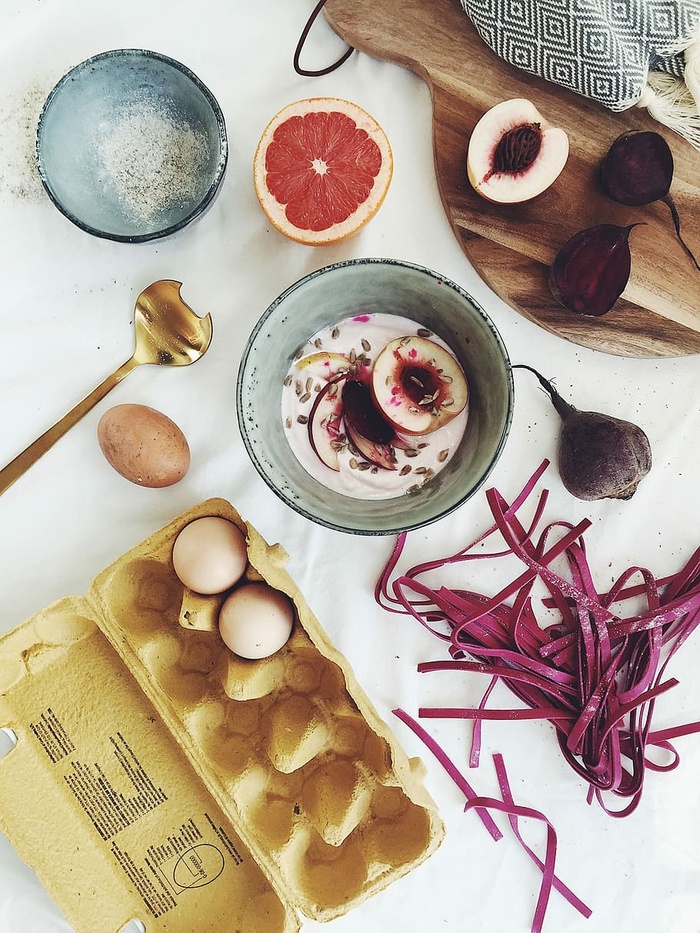 盘子里的鸡蛋，鸡蛋，盘子，一起，切片，柠檬，桌子，食物