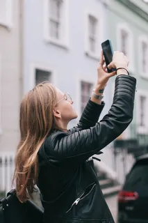 女人用智能手机拍照的照片 女人用智能手机拍照的照片