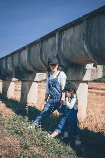 站在大污水下的女人和女孩
