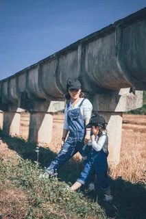 站在大污水下的女人和女孩