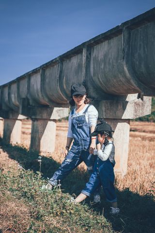 站在大污水下的女人和女孩