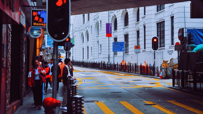 白天建筑物旁的灰色混凝土道路