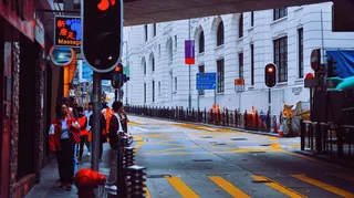 白天建筑物旁的灰色混凝土道路