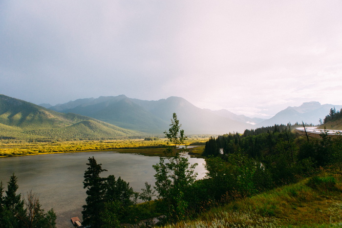 加拿大、班夫、湖泊、树木、光束、灯光、道路、沼泽